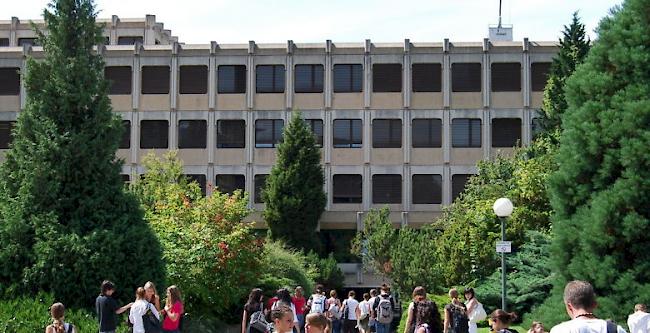 Das 1978 erbaute Kollegium Les Creusets in Sitten wird derzeit renoviert. Schüler und Lehrer profitieren von mehr Arbeitskomfort.