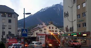 Das Aufgebot der Briger Feuerwehr f&uuml;r den Hubtest an der Saltinabr&uuml;cke im Jahr 2016.