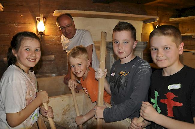 Schüler der 3. Primarklasse Raron/St. German rühren selber Teig an im Backhaus in Erschmatt.