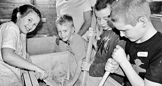 Ein St&uuml;ck Kulturgut. Sch&uuml;ler der 3. Primarklasse Raron/St. German erleben an der &laquo;Choru-Werkstatt&raquo; interaktiv verschiedene Arbeitsschritte wie R&uuml;hren und Kneten des Teigs oder das Trennen der Roggenk&ouml;rner von der Spreu.  