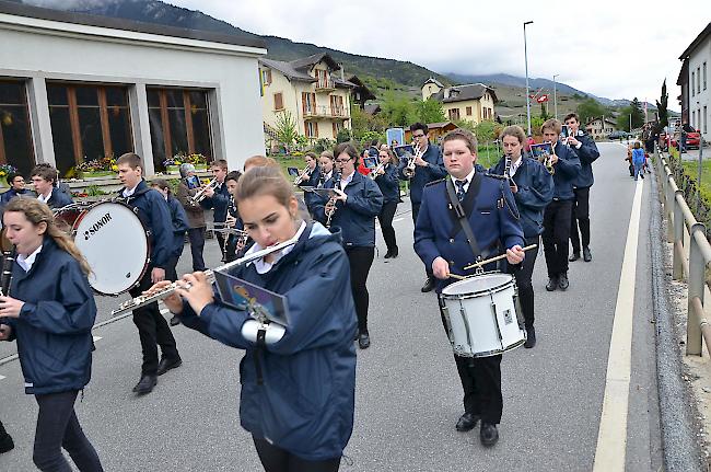 Hoch konzentriert spielt die Jugendmusik «Belalp» aus Naters.