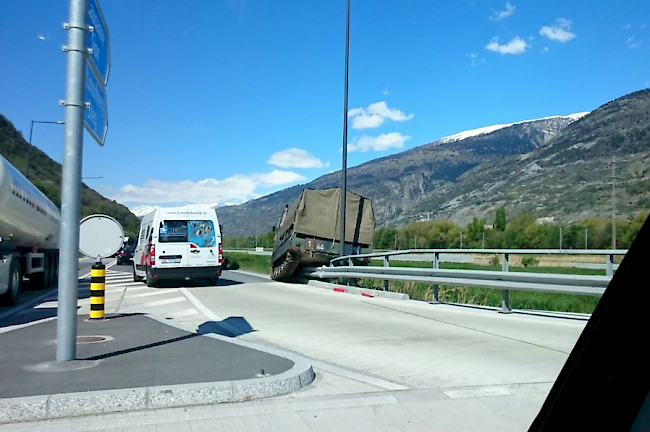 Blick auf das verunfallte Militärfahrzeug im Kreisel in Turtig.