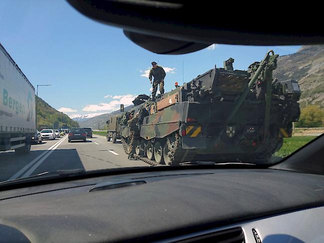 Aufgebot des Militärs zur Bergung des Raupen-Transporters.