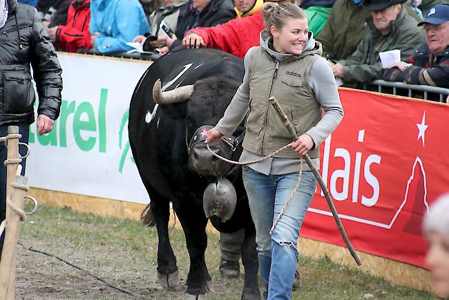 Die 791 Kilogramm schwere «Lava» mit ihrer Besitzerin Martina Schild.