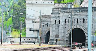 Simplontunnel. Die SBB hat den grenz&uuml;berschreitenden Reiseverkehr von und nach Italien wegen Anordnungen der italienischen Beh&ouml;rden bis auf weiteres eingestellt, wie die Bahn am Sonntag auf Twitter mitteilte.