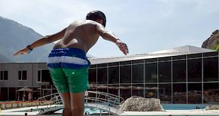 Er&ouml;ffnung der Badesaison: Brigerbad lockt an den Pool.