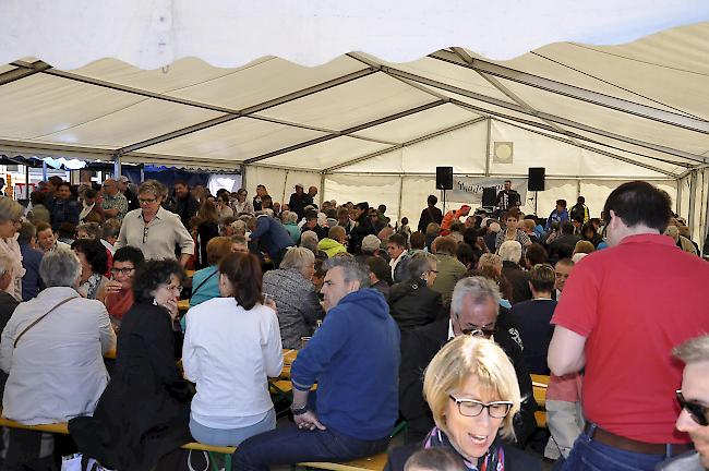 Das Festzelt des Vereins Tandem 91 in Steg war mittags bereits sehr gut gefüllt.