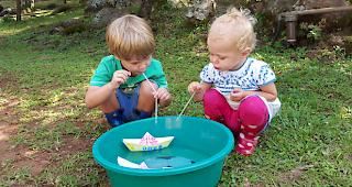 Milo und Ella freuen sich, &laquo;daheim&raquo; zu sein mit ihren wiederentdeckten Spielsachen.