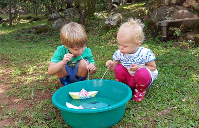 Milo und Ella freuen sich, «daheim» zu sein mit ihren wiederentdeckten Spielsachen.