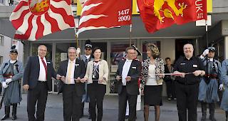 Offizieller Akt: Visps Pr&auml;sident Niklaus Furger, Gemeinderat und Pr&auml;sident GRM Elmar Furrer, Staatsr&auml;tin Esther Waeber-Kalbermatten, Leuks Gemeindepr&auml;sident und Nationalrat Roberto Schmidt, Gesch&auml;ftsf&uuml;hrerin vispexpo Bea Zenh&auml;usern und OK-Pr&auml;sident sowie Gemeinderat aus Leuk Dominique Russi (von links nach rechts).