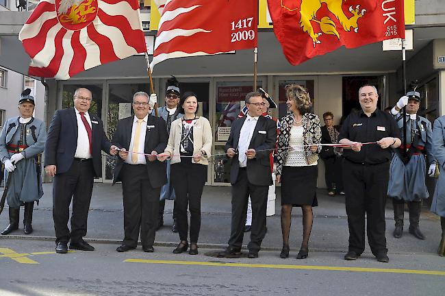 Offizieller Akt: Visps Präsident Niklaus Furger, Gemeinderat und Präsident GRM Elmar Furrer, Staatsrätin Esther Waeber-Kalbermatten, Leuks Gemeindepräsident und Nationalrat Roberto Schmidt, Geschäftsführerin vispexpo Bea Zenhäusern und OK-Präsident sowie Gemeinderat aus Leuk Dominique Russi (von links nach rechts).