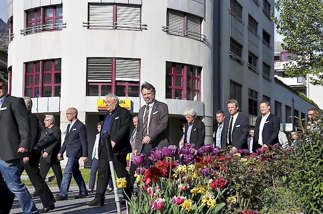 Teilnehmer am Umzug vom La Poste hin zur Litternahalle beim Kreisel Bristol.