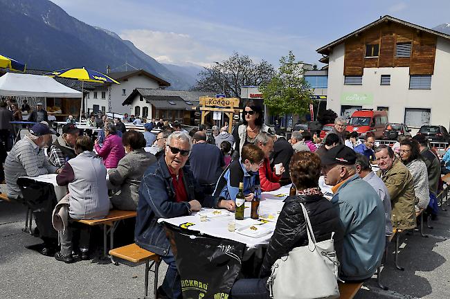 Die Besucher genossen die Ambiente auf dem Dorfplatz bei sonnigem Wetter.