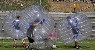 Der Kampf um den Ball ist beim Bubble-Ball tats&auml;chlich ein Kampf.
