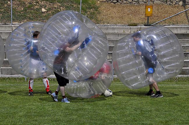 Der Kampf um den Ball ist beim Bubble-Ball tatsächlich ein Kampf.