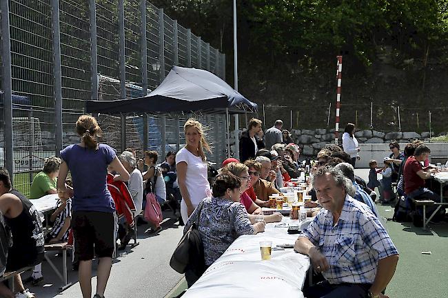 Neben dem Spielfeld stand die Geselligkeit im Vordergrund: Der Jugendverein hatte zum Event geladen.