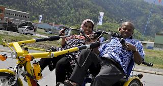 Rafi und seine Frau liessen es sich nicht nehmen, ein Spezialvelo auszuprobieren.