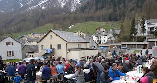 Zahlreich folgten die Besucher der Einladung der Simpiler  Landwirte am Samstag zum Milchtag.