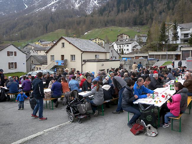 Zahlreich folgten die Besucher der Einladung der Simpiler Landwirte am Samstag zum Milchtag.
