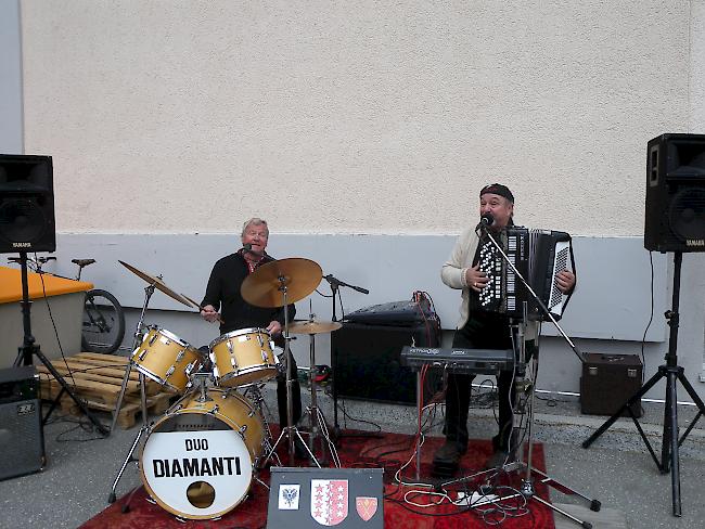 Musikalisch unterhielt das „Duo Diamanti“ die grosse Tafelrunde bei der Simpiler Sennerei.