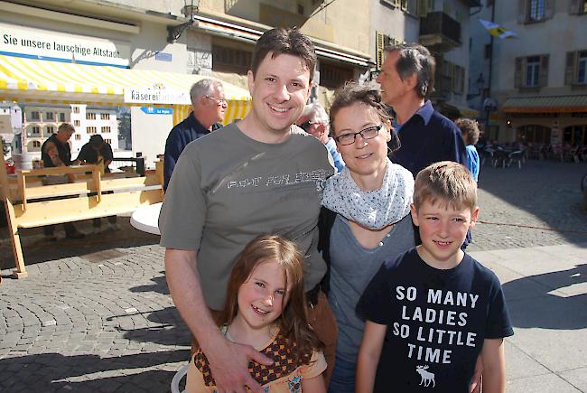 Steve (links), Tabea, Marianne und Nils Henzen. Steve: «Das ist etwas sehr Schönes. Zeit mit der Mutter geniessen. Sich Zeit für die Familie nehmen. Die Frau ehren. Das sind Werte, die wir unseren Kindern mitgeben.»

Tabea: «Wir basteln etwas für die Mutter.»