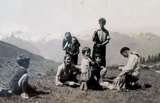 Ferien in Gspon. Von links nach rechts, stehend: Anna Zurbriggen, Tante der Abgottspon-Kinder, mit Beda Stadler und Franziskus Abgottspon. Kniend/sitzend: Tony Abgottspon, Hedy Abgottspon, Walburga Stadler, Germann Abgottspon und Vater Stadler. Das Weisse am Boden sind Kugelbofist-Pilze.