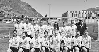 Cupfinal-Siegerinnen. Brig-Glis mit den Trainern Yannick Treyer (hinten links) und Raoul Walpen.  