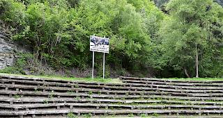 Die heutige Goler-Arena muss wegen Kompensationsmassnahmen der Autobahn weichen.