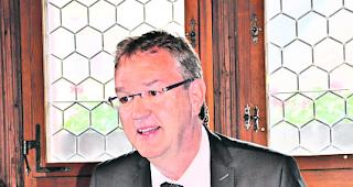 Noch-Chef im Junkerhof. Pr&auml;sident Manfred Holzer pr&auml;sentiert die Jahresrechnung 2015 der Gemeinde Naters: &laquo;Diese schliesst sehr erfreulich ab.&raquo; 