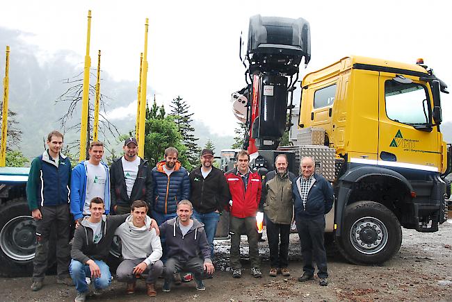 Das Team des Forstbetriebs Visp und Umgebung rund um Kassier Martin Heldner, Präsident Sigfried Bellwald und Revierförster Martin Imesch. (v.r.)