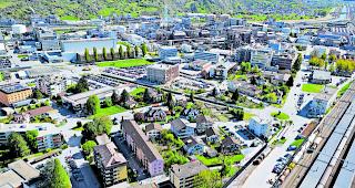 Bahnhof Nord. Stockmatten-Quartier (links) und Lonza-Areal sind intensive Planungszonen. Hier strebt die Gemeinde Visp durch Quartierpl&auml;ne eine ganzheitliche Bauentwicklung an. 