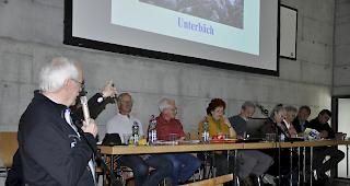 Claude Oreiller, Pr&auml;sident des Vereins Valrando, zeigt auf den kompletten Vorstand in der Turnhalle von Unterb&auml;ch.
