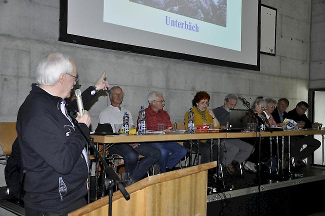 Claude Oreiller, Präsident des Vereins Valrando, zeigt auf den kompletten Vorstand in der Turnhalle von Unterbäch.