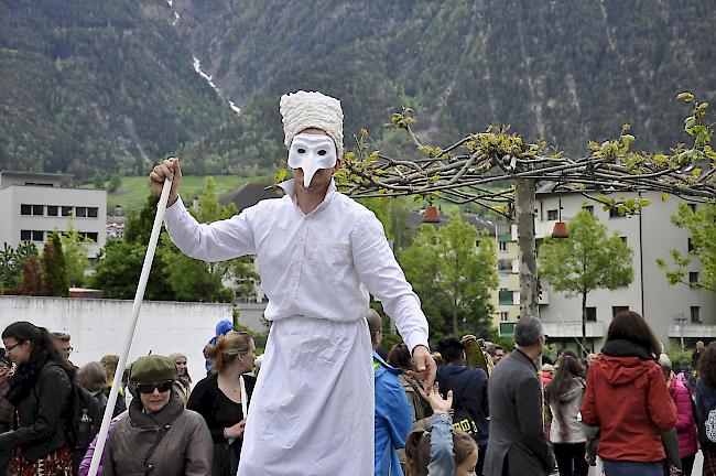 Auf Stelzen stolzierend führte dieses Wesen die Menschenmenge an.