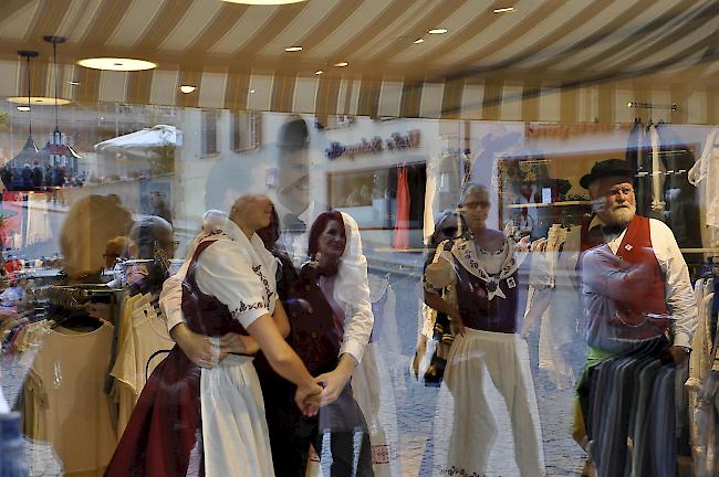 Tanzeinlage hinter Schaufenster auf dem Sebastiansplatz.