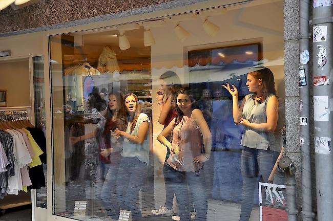 Tanzeinlage hinter Schaufenster auf dem Sebastiansplatz.