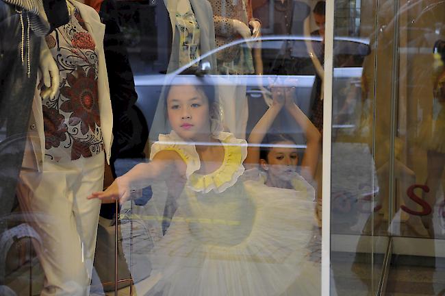 Sehr anschaulich. Ballett für einmal hinter Glas.