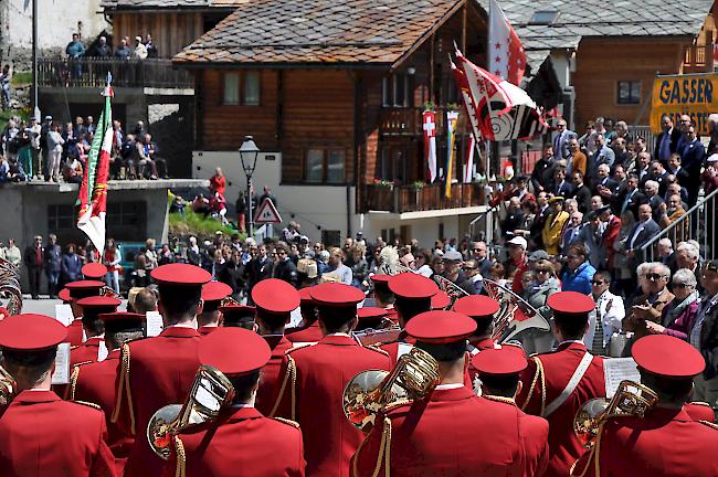 Feststimmung. Die Laldner kurz vor der Ehrentribüne. 