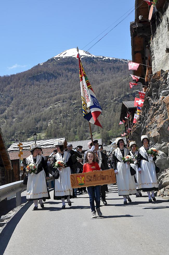 Imposante Kulisse. Die MC Harmonie aus Stalden, im Hintergrund die Augstbordregion. 