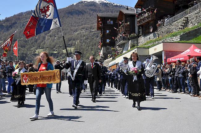 Weltenbummler. Die MG Mattmark aus Saas-Allamgell marschierte zwar durch Törbel, musikalisch waren sie mit Harm Evers