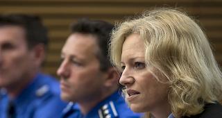 Die leitende Aargauer Staatsanw&auml;ltin Barbara Loppacher (vorne) f&uuml;hrt das Strafverfahren im Vierfachmord von Rupperswil.