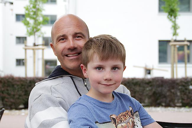 Johan (44) und Vincent Thibaut (5) aus Glis.