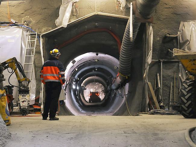 Blick in den 50 Meter langen Stollen des Heizexperiments der Nagra im Felslabor Mont Terri: Hier wird untersucht, wie sich Wärme auf die Sicherheitsbarrieren auswirkt.