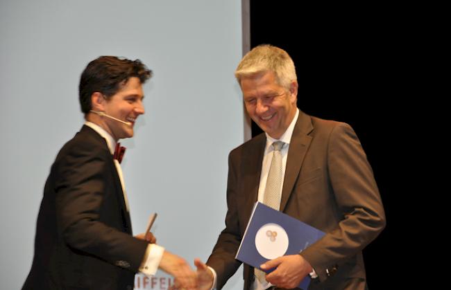 Moderator Diego Valsecchi führte durch den Jubiläumsanlass und bedankt sich hier bei Michael Auer, Mitglied der Geschäftsleitung Raiffeisen Schweiz.