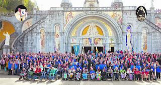 Wallfahrt. 450 Oberwalliser und Deutschfreiburger Pilger nach dem Er&ouml;ffnungsgottesdienst in Lourdes vor der Rosenkranz-Basilika. 
