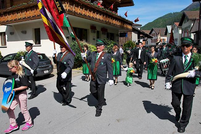 Die gastgebende Musikgesellschaft Rhodania Agarn führte den Umzug durch das festlich herausgeputzte Agarn an. 