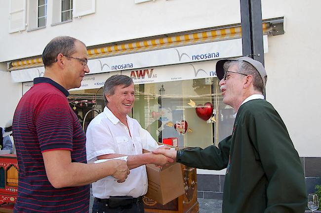  Gemeinderat Rolet Gruber richtete die Dankesworte der Gemeinde an die Drehorgelspieler und übergab ihnen zusammen mit Citymanager Edi Sterren ein Geschenkpack mit Walliser Produkten als kleine Stärkung für die Heimreise. 