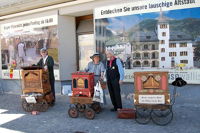 Schattige Plätze waren heiss begehrt - auch für diese drei Raffin-Drehorgelspieler.