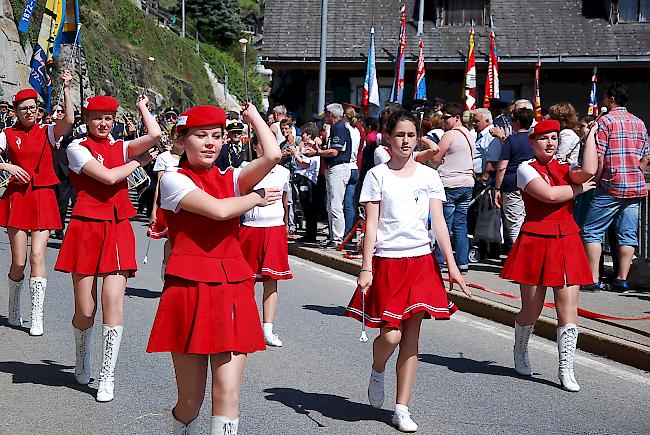 Die Majoretten der Musikgesellschaft Saltina aus Brig. 