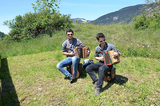 Für gute Unterhaltung sorgte am Tulpenfest das Duo «Grängjer-Büebe» Benjamin Zumthurm und Joel Stucky.